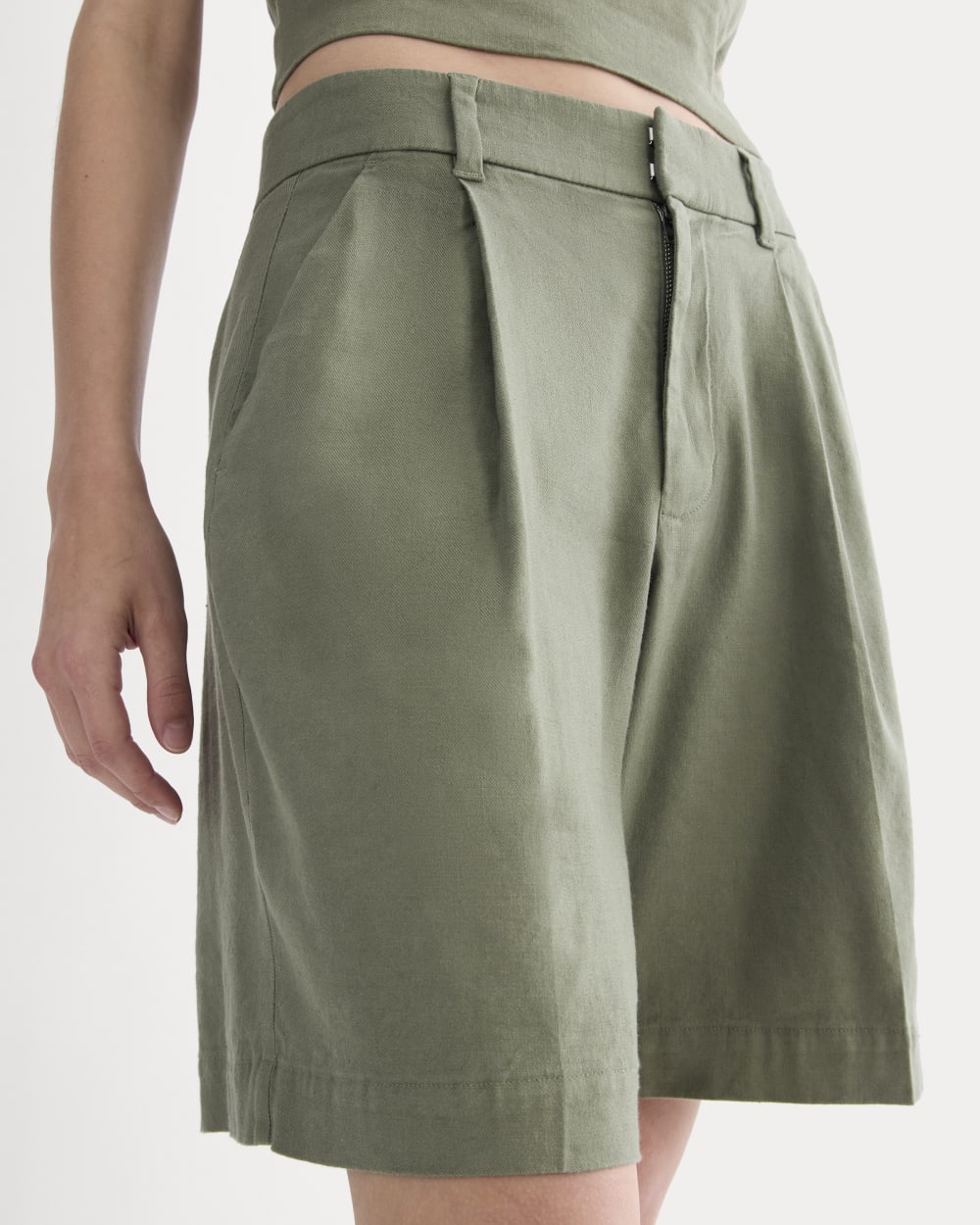 The Pleated Short in Stretch Linen | Lichen Green - Image 4