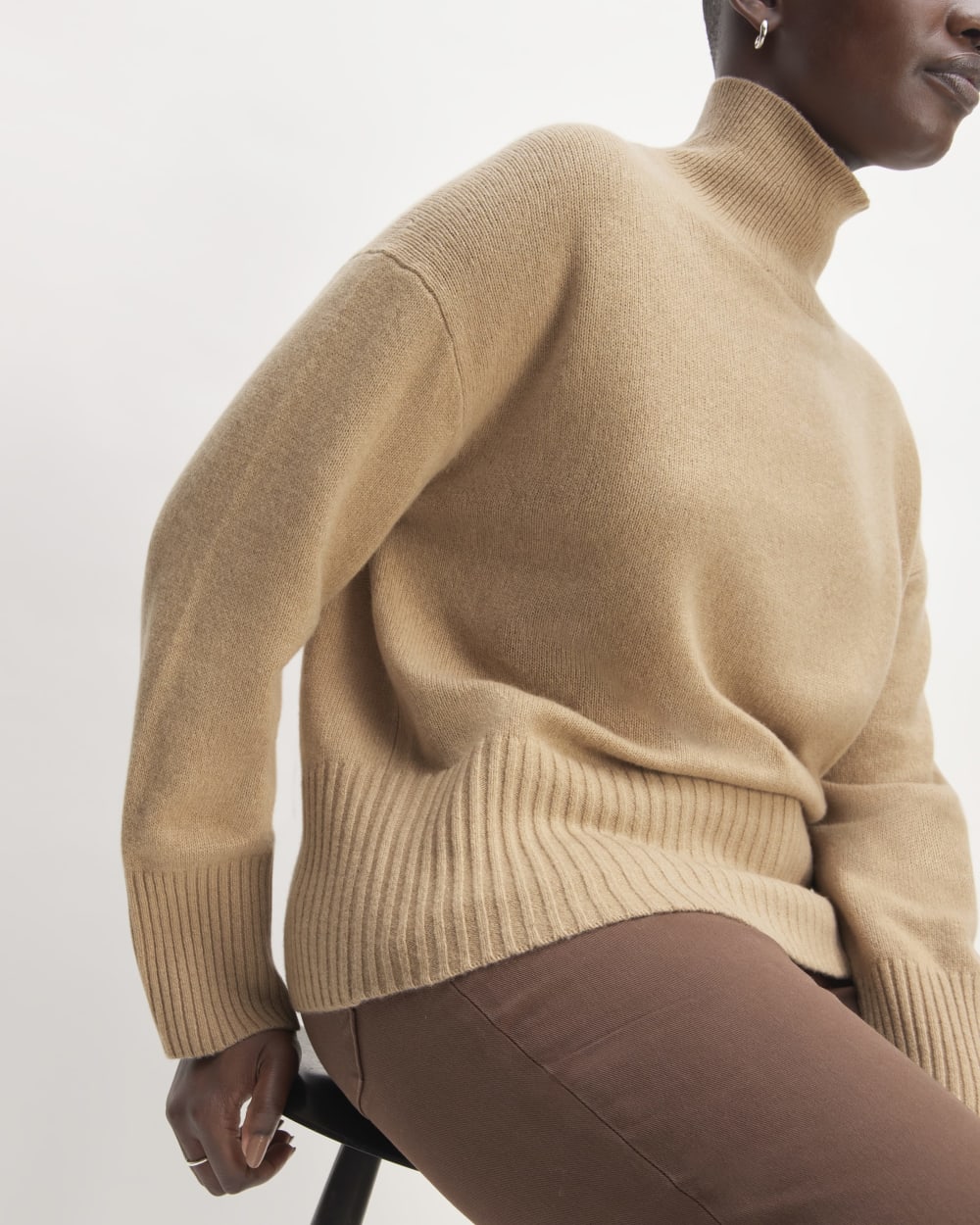 The Cashmere Oversized Turtleneck | Light Camel - Image 4