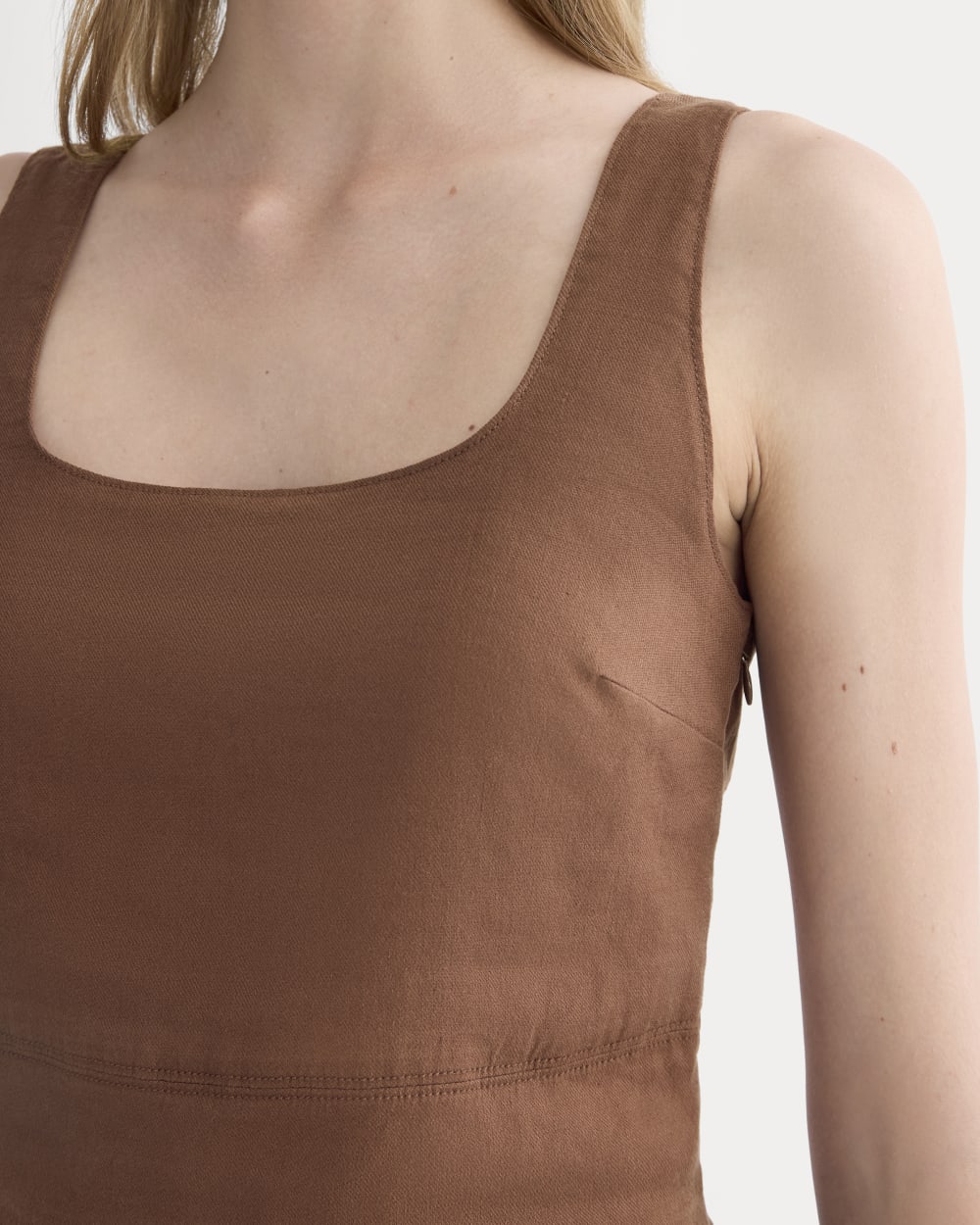 The Square Tank in Stretch Linen | Cedarwood - Image 4