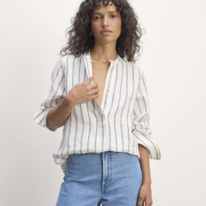 The Henley Shirt in Linen | Bone / Navy