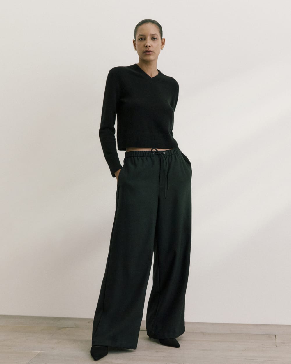 Cashmere Cropped High-V Sweater | Black - Image 7