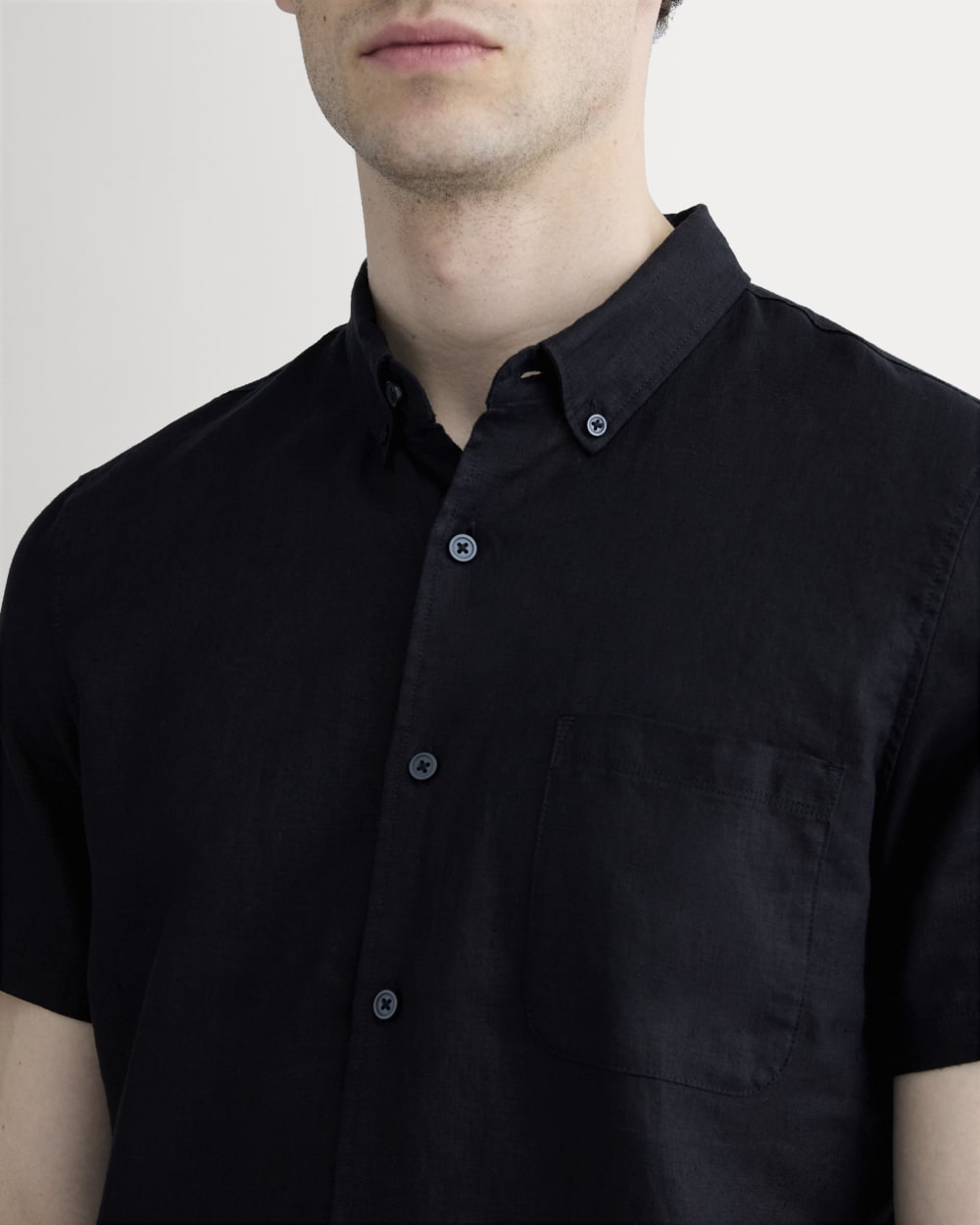 The Classic Short-Sleeve Shirt in Linen | Black - Image 4