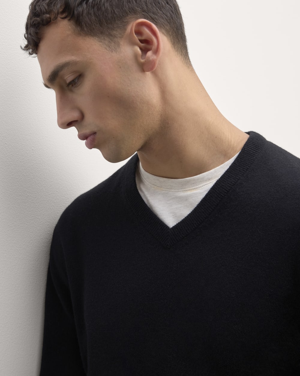 The Cashmere V-Neck Sweater | Black - Image 3