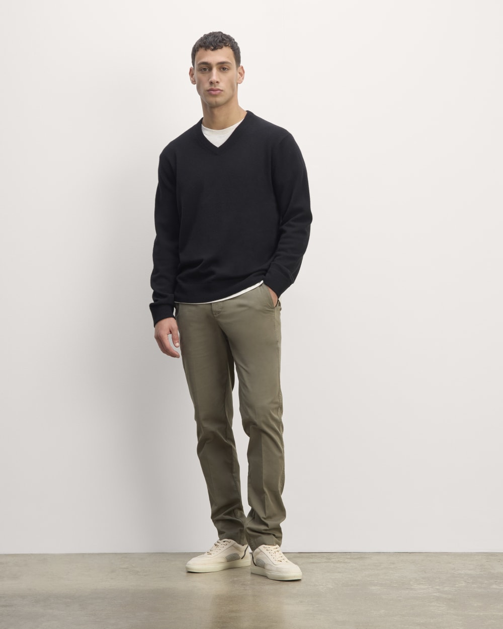 The Cashmere V-Neck Sweater | Black - Image 2