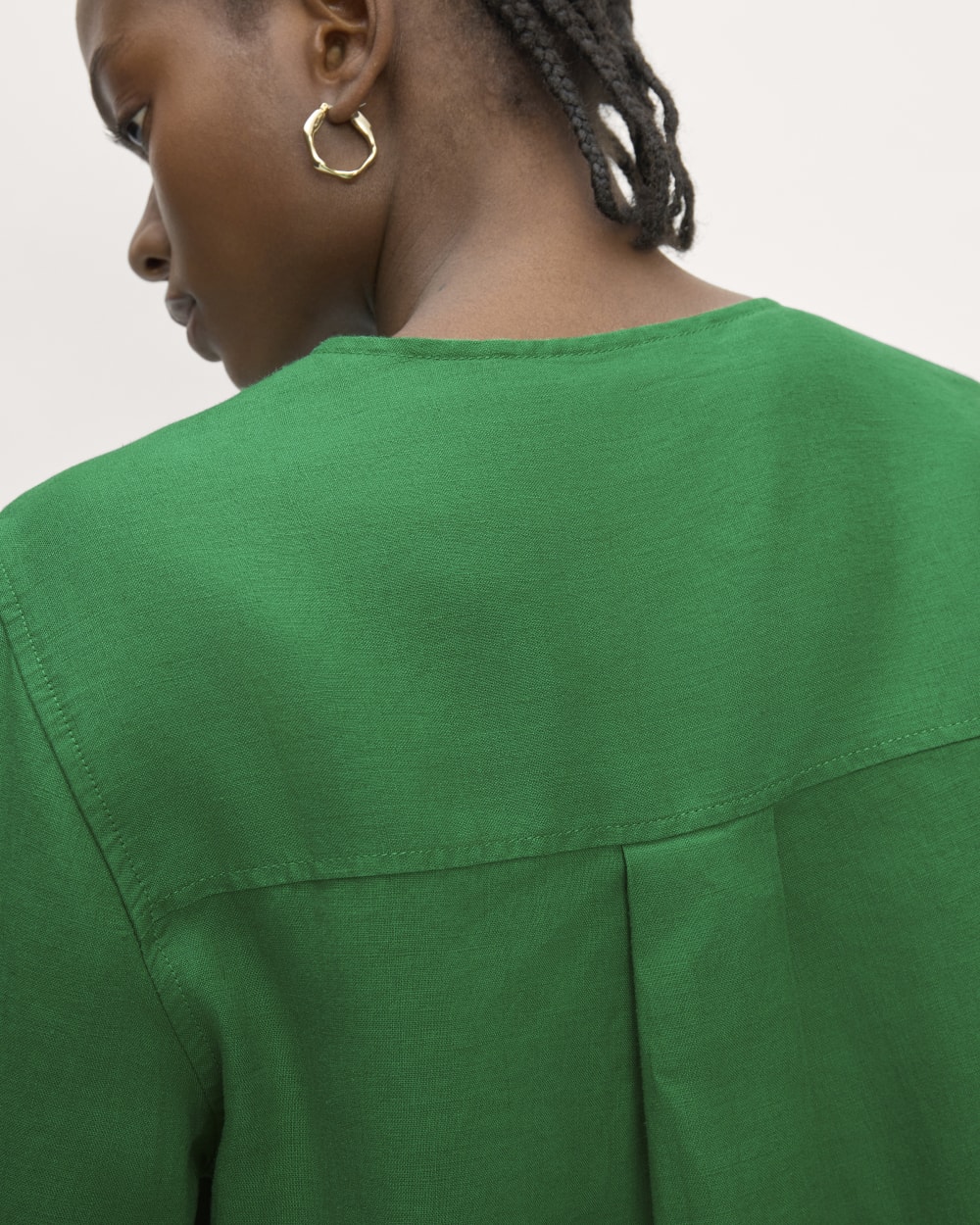The Popover Shirt in Linen | Grass Green - Image 4