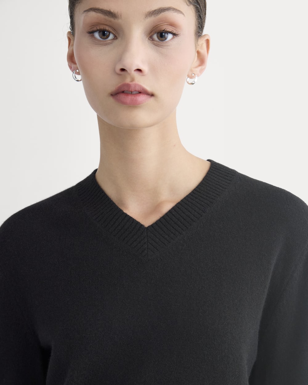 Cashmere Cropped High-V Sweater | Black - Image 4
