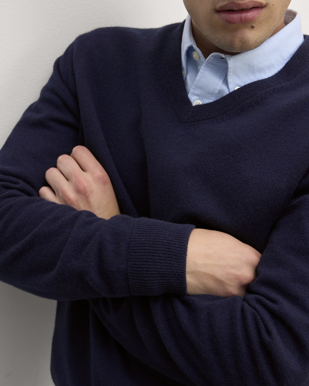 The Cashmere V-Neck Sweater | Navy - Image 5