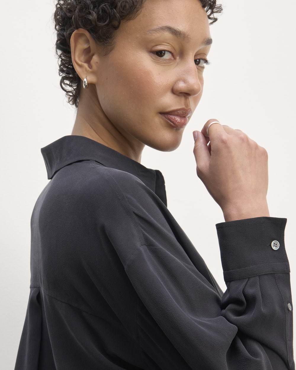 The Boyfriend Shirt in Washable Silk | Black - Image 4