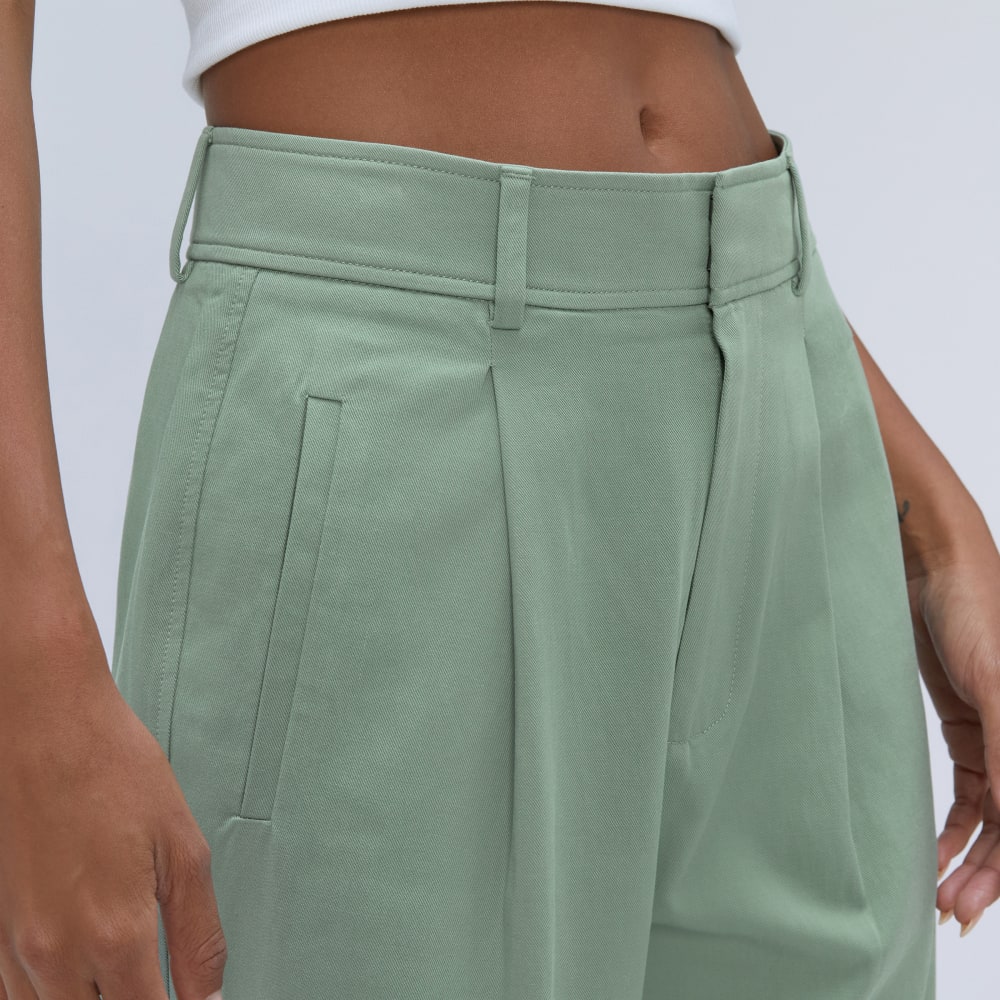 The Draper Pleated Pant in Buttersmooth | Lily Pad | 32 Inseam - Image 4