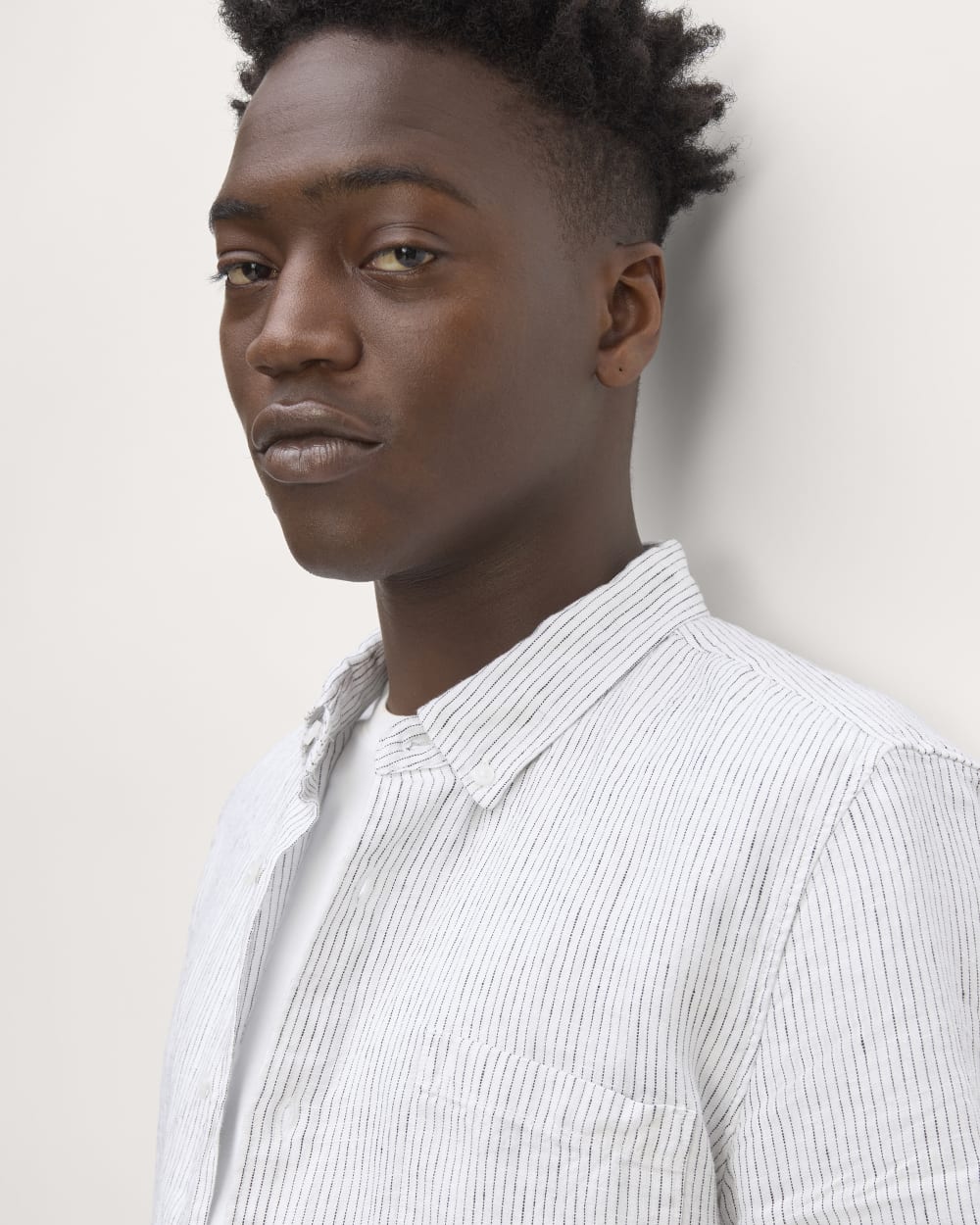 The Classic Short-Sleeve Shirt in Linen | White / Black - Image 4