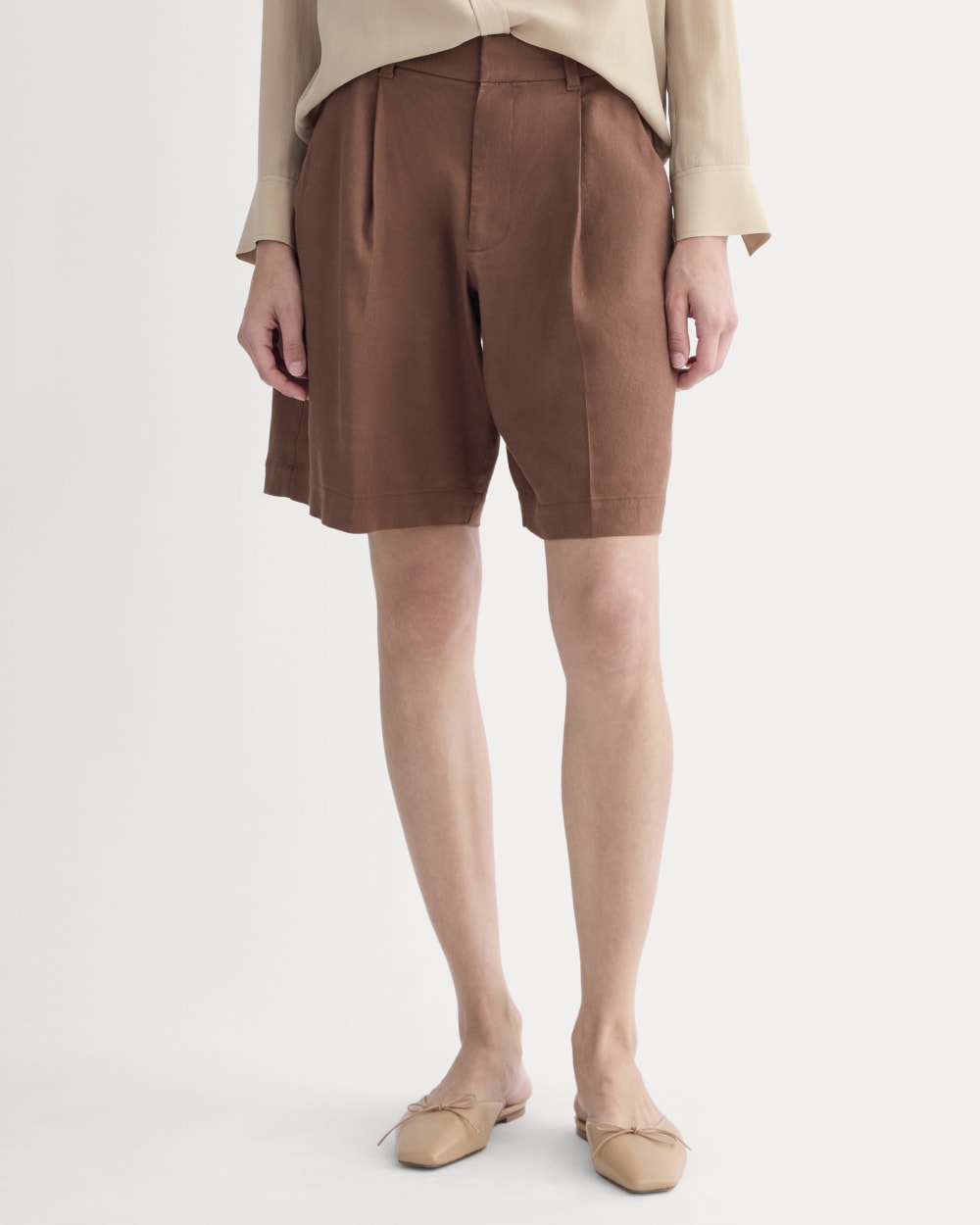 The Pleated Short in Stretch Linen | Cedarwood - Image 3