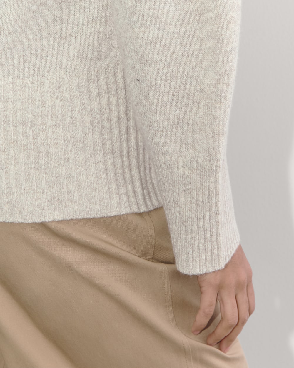 The Boxy Turtleneck in Cashmere | Canvas - Image 5
